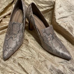 Donald/Pliner 7.5 closed toe w 2 in wooden heal. Snake skin w/gold wash leather